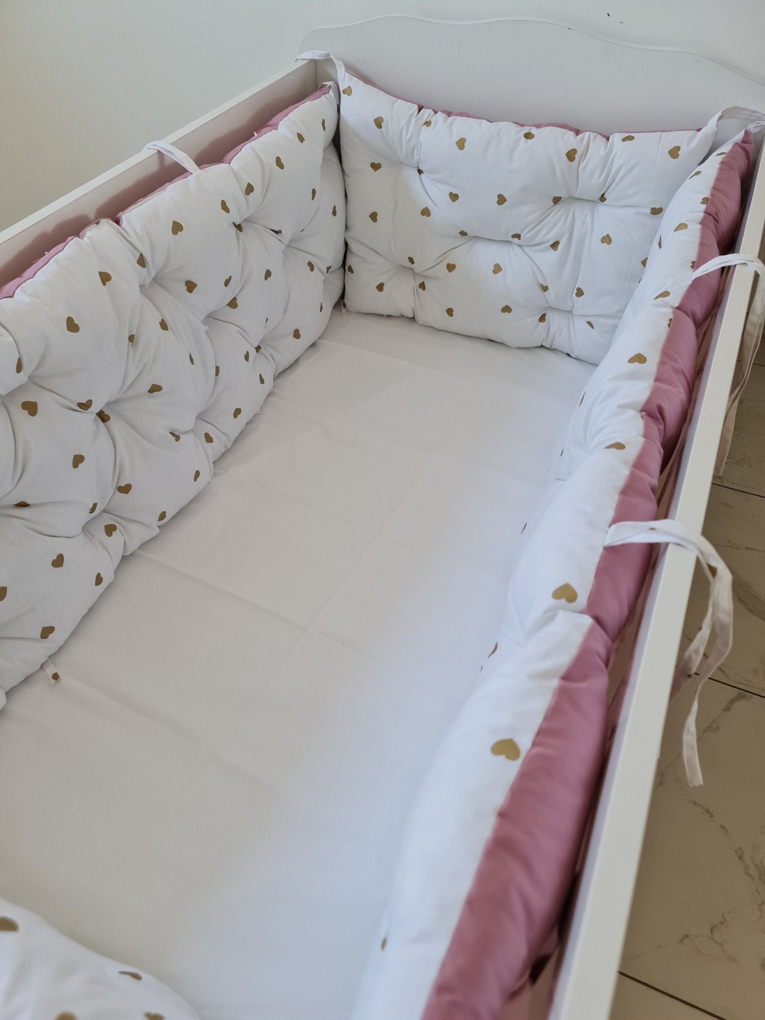 Bebek Beşik Kenar Koruma Takımı Kalpler %100 Pamuk Kumaş - Yorgan Atölyesi